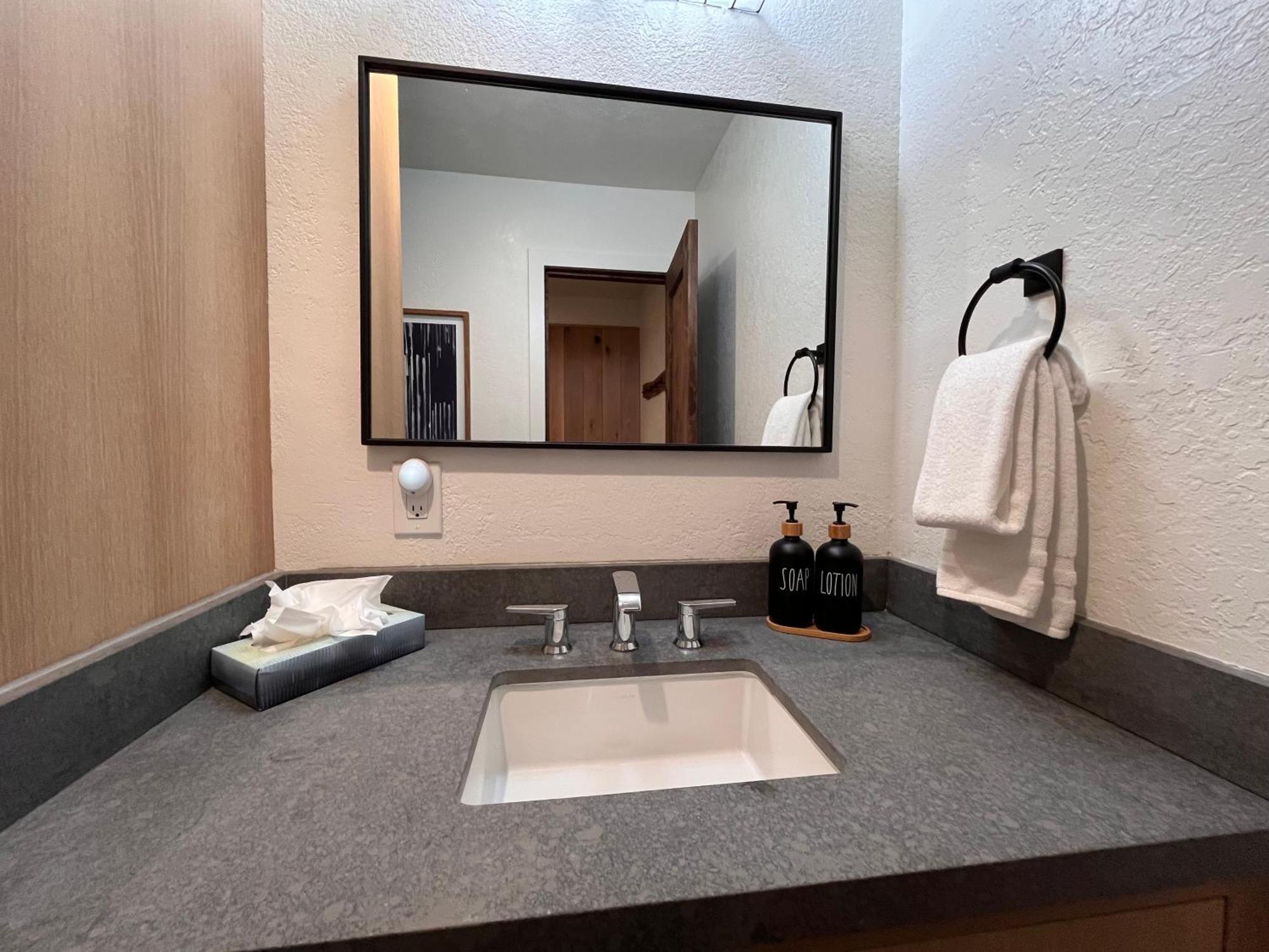 Tastefully Remodeled Condo At Mammoth Ski & Racquet Club, Hot Tub, Garage, 10 Min Walk To Ski Lifts Mammoth Lakes Zewnętrze zdjęcie